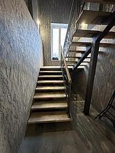 Лестница на монокосоуре с березовыми ступенями и ограждением лофт