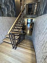 Лестница на монокосоуре с березовыми ступенями и ограждением лофт 7
