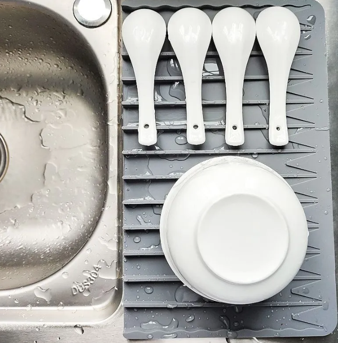 Водостойкий силиконовый коврик для сушки посуды / слив под углом для стека воды / серый 32х20 см - фото 2 - id-p200701588