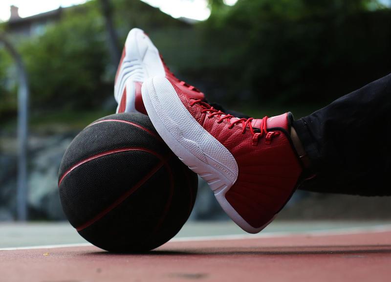 Кроссовки мужские Nike Air Jordan 12 Retro (Reverse Flu Game) 45 - фото 1 - id-p201210188