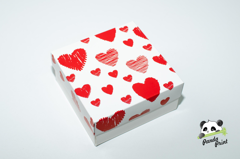Коробка 150х150х70 Сердечки красные на белом (белое дно)
