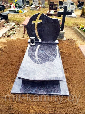 ОДИНОЧНЫЙ ГРАНИТНЫЙ ПАМЯТНИК В ЗЕЛЬВЕ