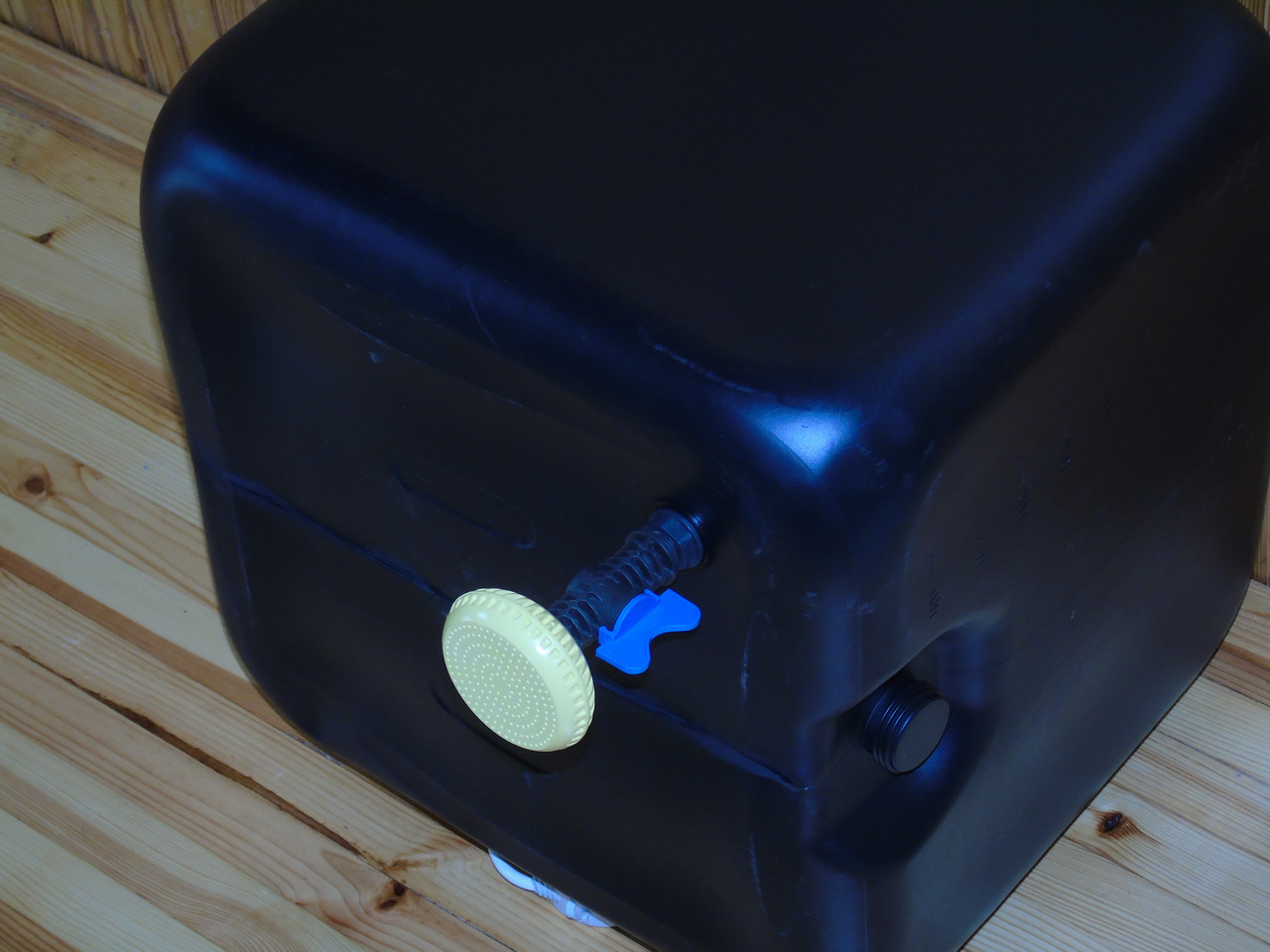 Бак для душа "Альтернатива" 100 л с пластиковым шаровым краном (черный) - фото 3 - id-p201744049