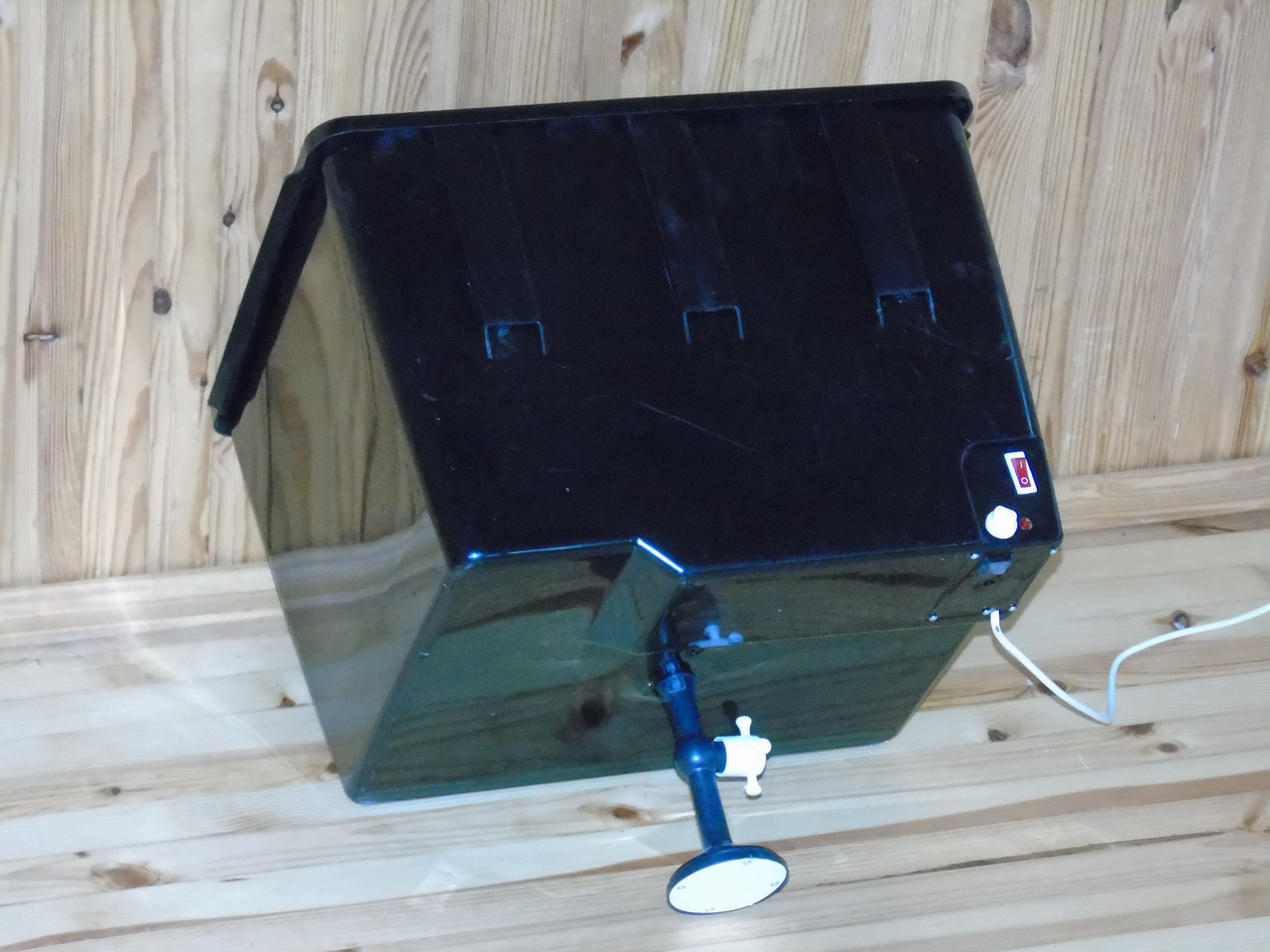 Бак для душа ЭВБО-55 ЭлБЭТ с пластиковым шаровым краном и уровнем воды - фото 2 - id-p201744051