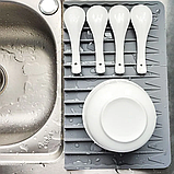 Водостойкий силиконовый коврик для сушки посуды / слив под углом для стека воды / серый 32х20 см, фото 7