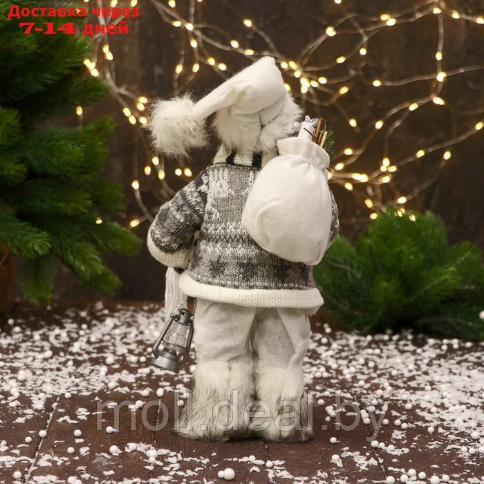 Дед Мороз "В полосатом шарфе и с фонариком" 30 см, серо-белый - фото 3 - id-p202073754
