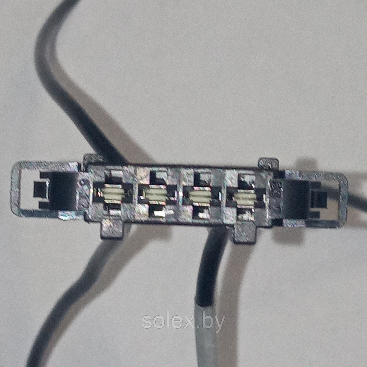 Фишка 4-pin динамика НЧ, выключателя фонаря заднего хода - фото 1 - id-p202167410