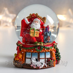 Сувенир полистоун водяной шар "Дед Мороз в кресле с подарками" 7х6,7х8,8 см
