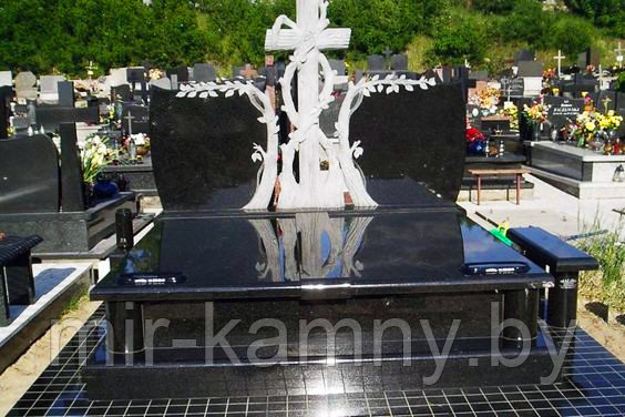 ГРАНИТНАЯ СКАМЕЙКА НА МОГИЛУ