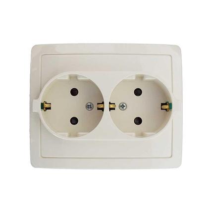 1590451-031 Розетка двойная с заземлением и
шторками Schuko 2x2Р+Е 16A 250В~ моноблок цвета слоновая, фото 2