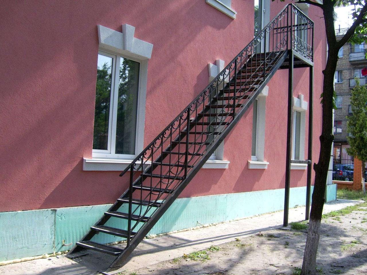 Лестница уличная металлическая с ограждением модель 56 - фото 1 - id-p169434485