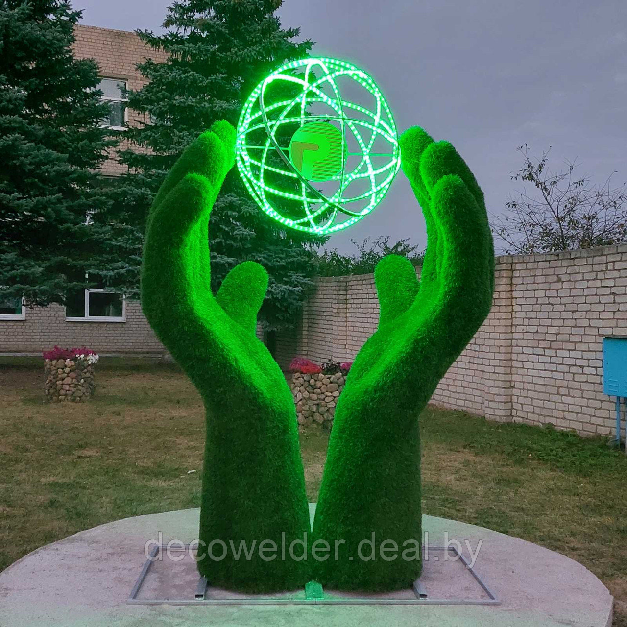 Фигура из искусственной травы Ладони со световым шаром и логотипом - фото 1 - id-p203086015
