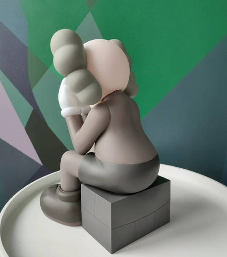 Kaws Companion Passing Through Игрушка 28 см. Коричневый - фото 6 - id-p203700322