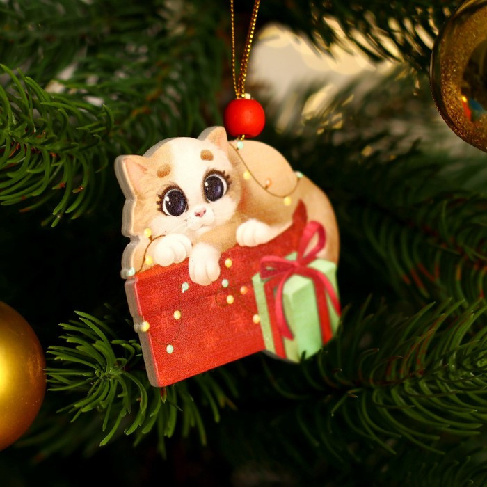 Подвеска новогодняя деревянная «Кот с подарочком» 6,7*6,1 см - фото 1 - id-p203781796