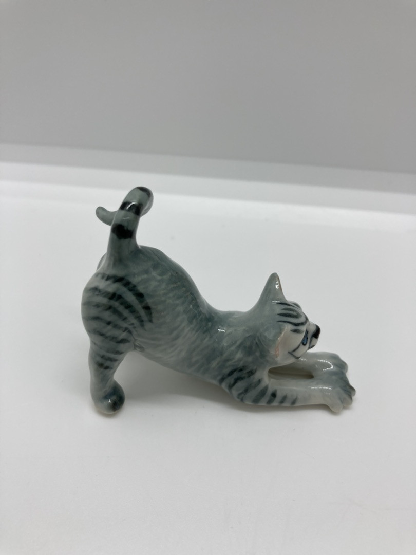Фигурка фарфоровая №02 «Кот серый с полосатыми пятнами потягивается»