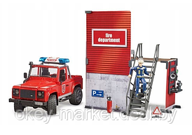 Пожарная станция с грузовиком Land Rover с фигуркой и аксессуарами Bruder 62701