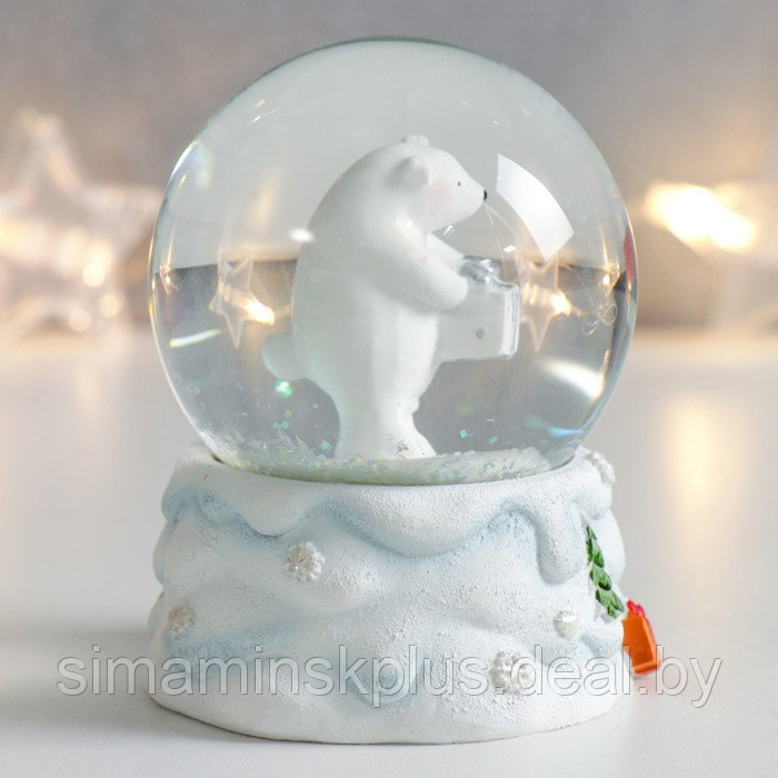 Сувенир полистоун водяной шар "Белый мишка с подарком" белый с серебром 7х6,7х8,8 см - фото 2 - id-p204301800