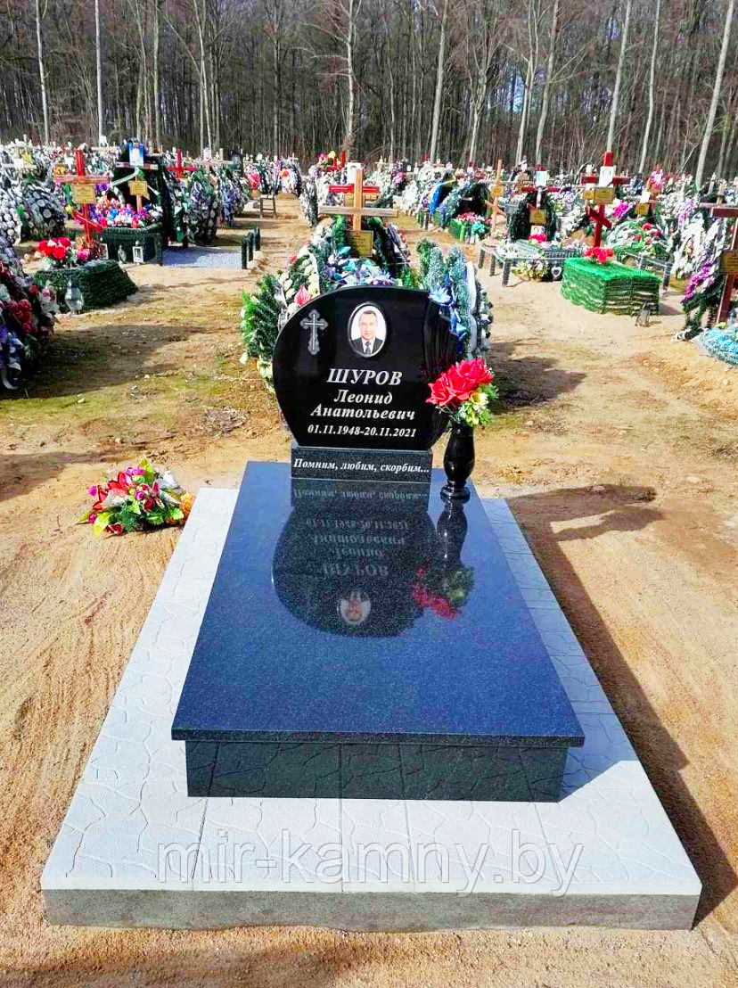 КЛАССИЧЕСКИЙ ОДИНОЧНЫЙ ПАМЯТНИК ИЗ КАРЕЛЬСКОГО ГРАНИТА ГАББРО-ДИАБАЗ