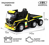 Детский электромобиль RiverToys Mercedes-Benz Axor с прицепом H777HH (желтый) Лицензия с пультом, фото 4