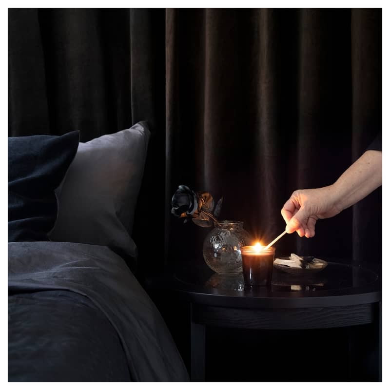 IKEA/ ЛЭВТРЭД Ароматическая свеча в стакане, черная роза и сандаловое дерево/серый цвет, 20 часов - фото 3 - id-p205392728