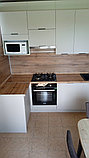 Белая матовая п-образная модульная кухня, фото 2