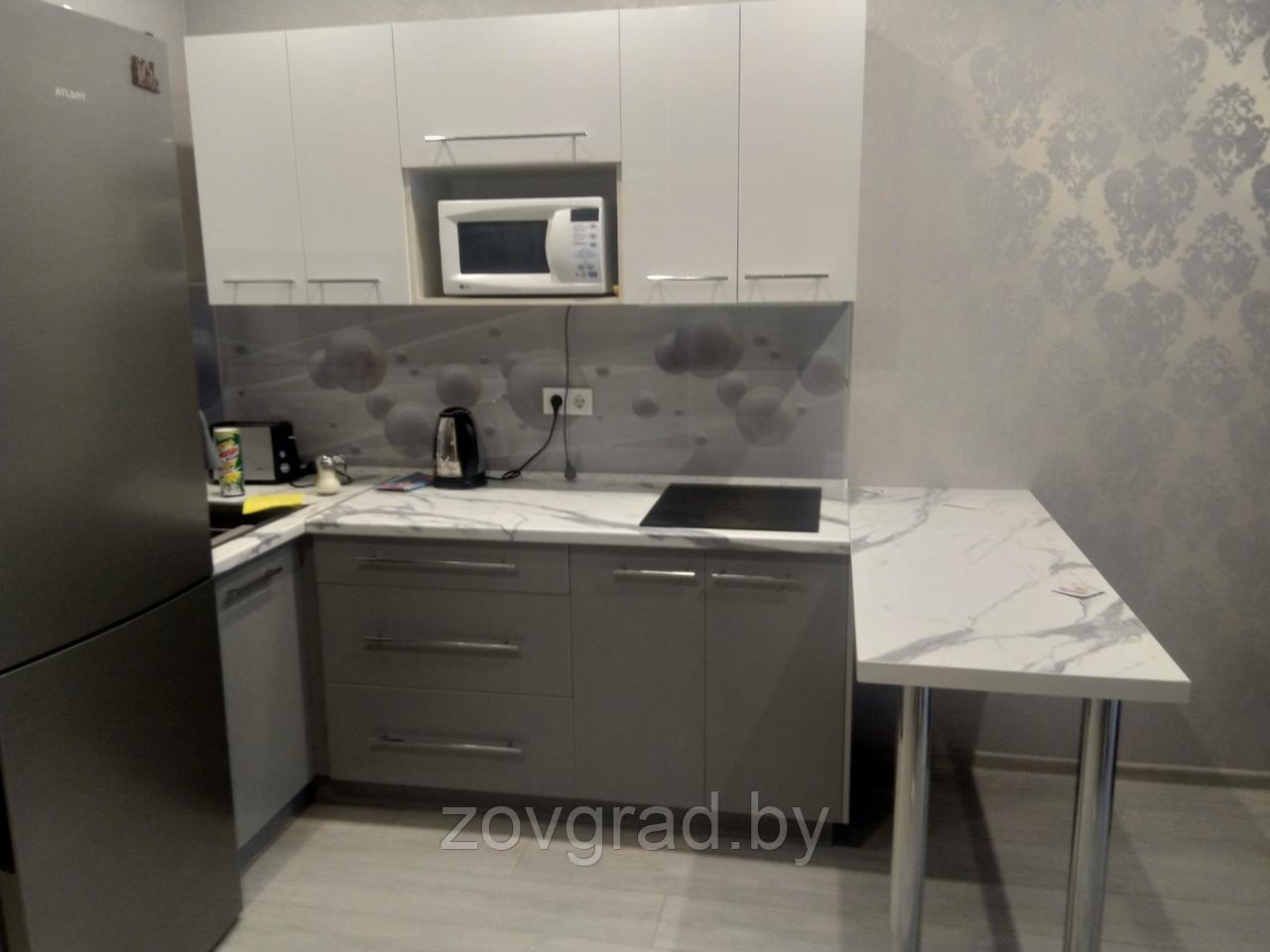 Белая матовая п-образная модульная кухня - фото 10 - id-p205736910