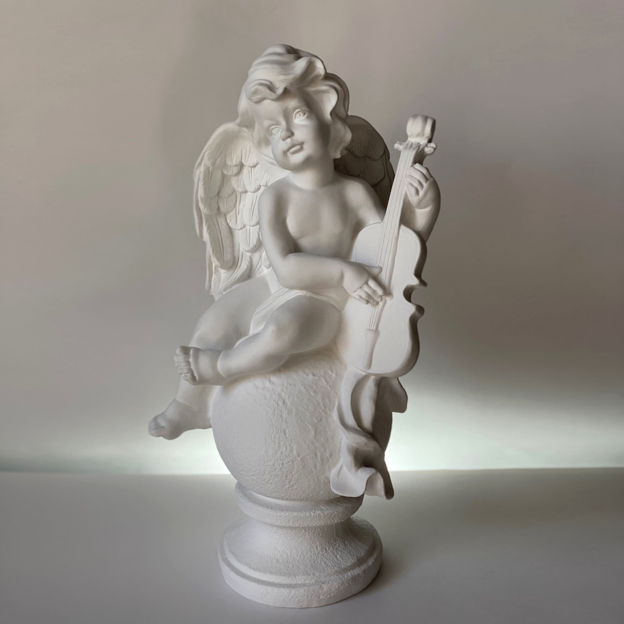Фигура Ангел на шаре со скрипкой