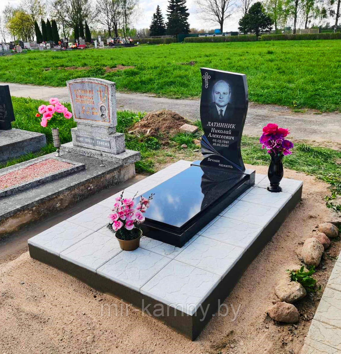 ОДИНОЧНЫЙ ГРАНИТНЫЙ ПАМЯТНИК С НЕБОЛЬШИМ НАДГРОБИЕМ В ВИДЕ ЗАКРЫТОЙ ЦВЕТОЧНИЦЫ