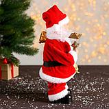 Дед Мороз "Красная шубка, ремешок, с фонариком" с подсветкой, двигается, 27 см, фото 4