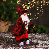 Дед Мороз "В полосатом свитере и с посохом" 27 см, двигается, красно-коричневый, фото 2