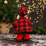 Дед Мороз "В полосатом свитере и с посохом" 27 см, двигается, красно-коричневый, фото 3
