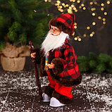 Дед Мороз "В полосатом свитере и с посохом" 27 см, двигается, красно-коричневый, фото 4