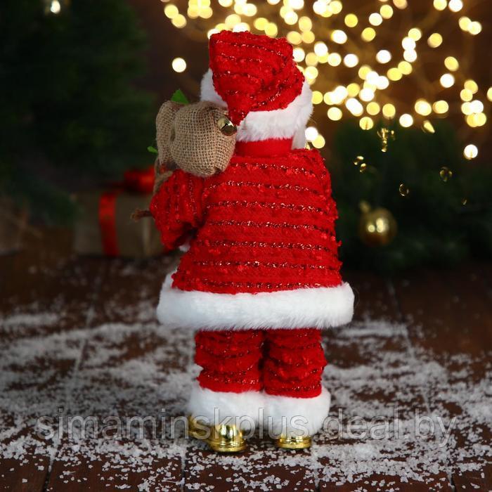 Дед Мороз "В свитере и блестящей шубке с белым мехом" двигается, лампа светится, 15х30 см - фото 4 - id-p206760976