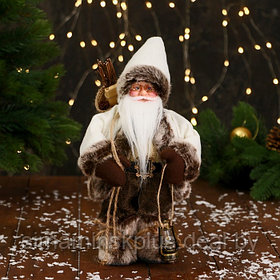 Дед Мороз "В пушистом колпачке, с фонариком и подарками" 28 см, двигается, серо-белый