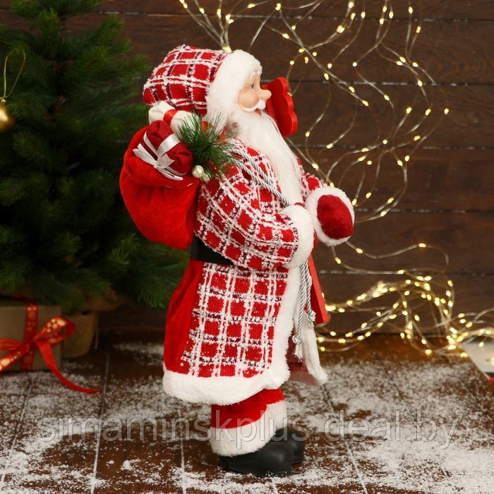 Дед Мороз "В красной клетчатой шубе, с табличкой и подарками" 25х45 см - фото 4 - id-p206761032