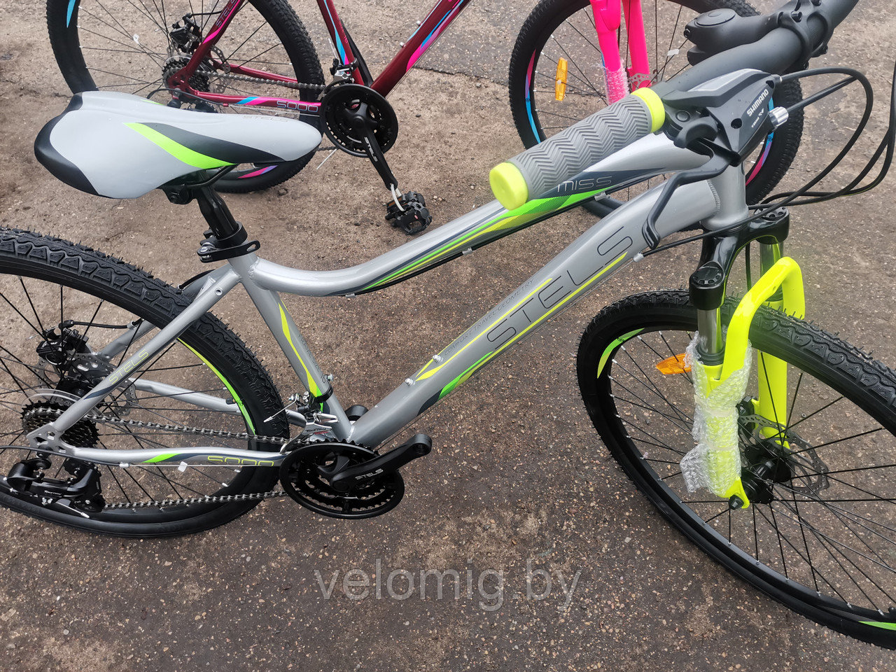 Велосипед горный Stels Miss 5000 MD 26"V020 (2023) Серебристо-салатовый. - фото 2 - id-p148139844