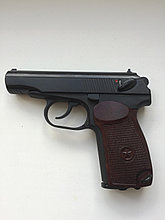 Пневматический пистолет Макарова МР 654К-32 с  коричневой бакелитавой тексталитовой рукояткой, с бородой