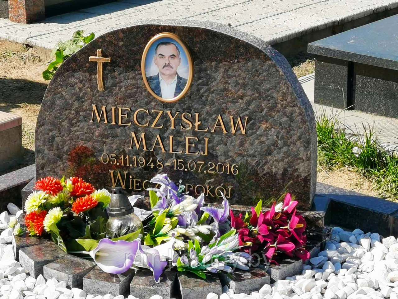 ГРАНИТНЫЙ ПАМЯТНИК - ГОРБУШКА НА ДВОЙНОМ МЕСТЕ ДЛЯ ЗАХОРОНЕНИЯ