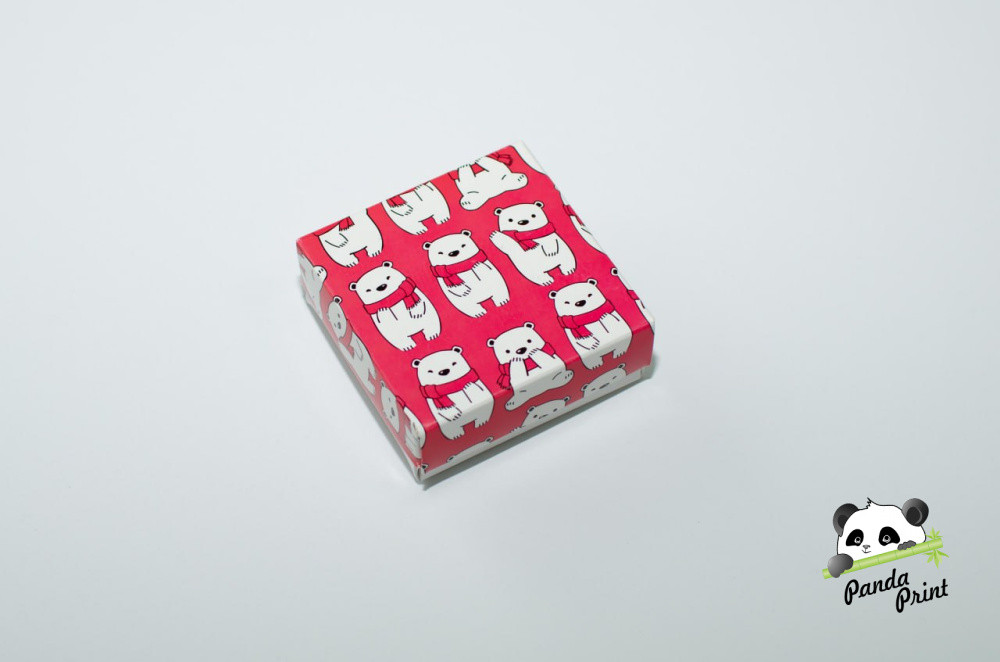 Коробка 75х75х30 Мишки на красном фоне (белое дно)