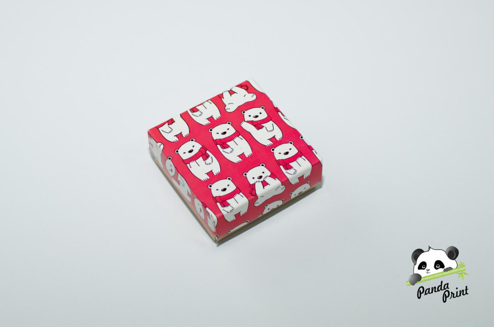 Коробка 75х75х30 Мишки на красном фоне (крафт дно)