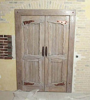 Двери деревянные искусственно состаренные