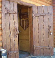 Двери под старину из дерева