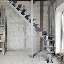 Монокосоур металлический для лестницы