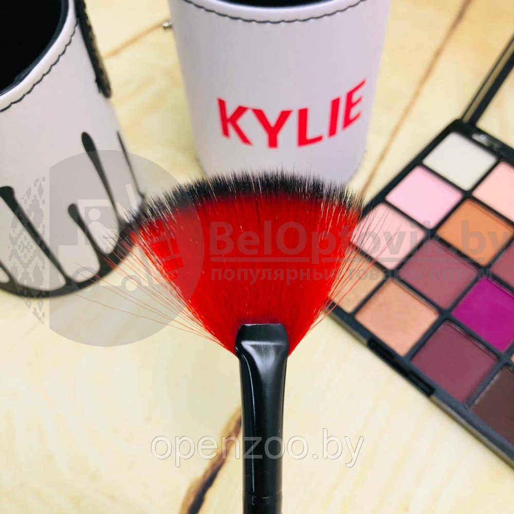 Набор кистей для макияжа в тубусе KYLIE RED/Black, RED/White 12 шт В красном тубусе с черным оформлением - фото 2 - id-p207594498