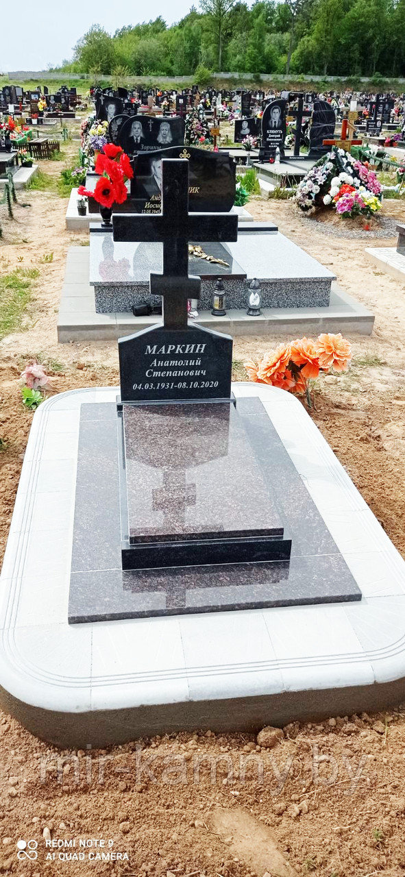 ГРАНИТНЫЙ ПАМЯТНИК В ВИДЕ КРЕСТА