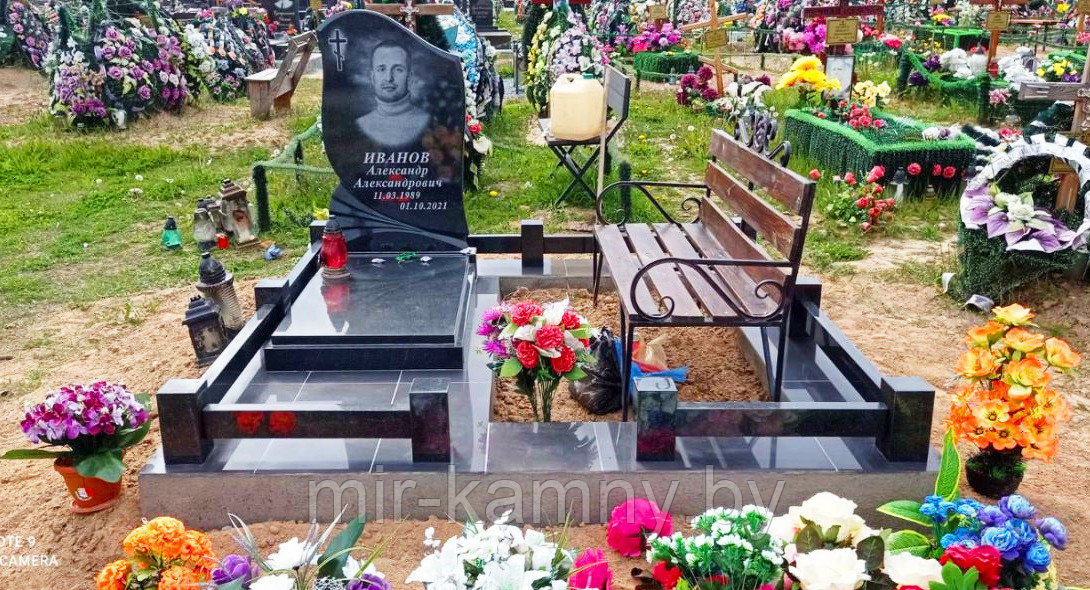 ОДИНОЧНЫЙ ПАМЯТНИК НА ДВОЙНОЙ ПЛОЩАДКЕ С ОГРАДКОЙ ПО ПЕРИМЕТРУ