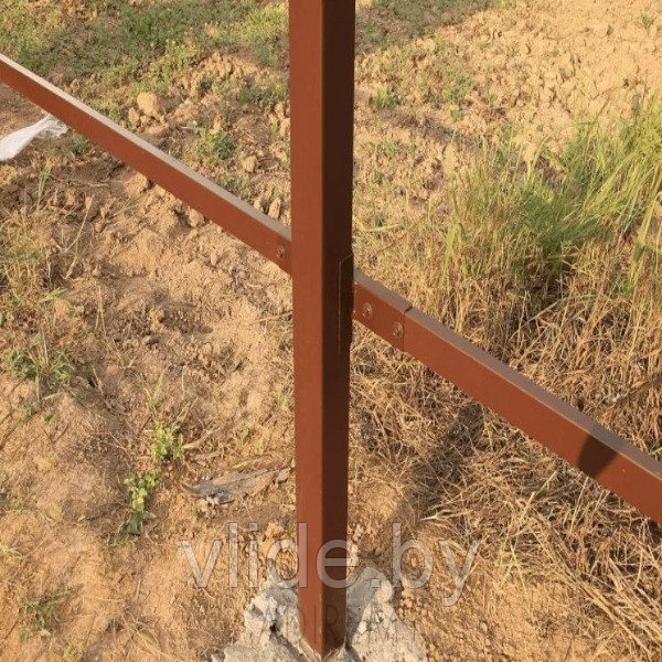Установка металлического столба под забор