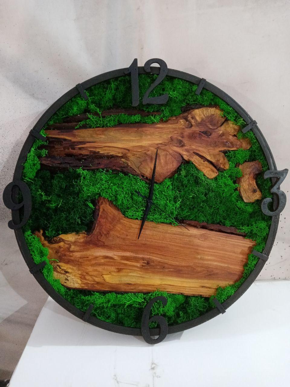 Часы из дерева,масив яблоня,с применением мха в качестве декора