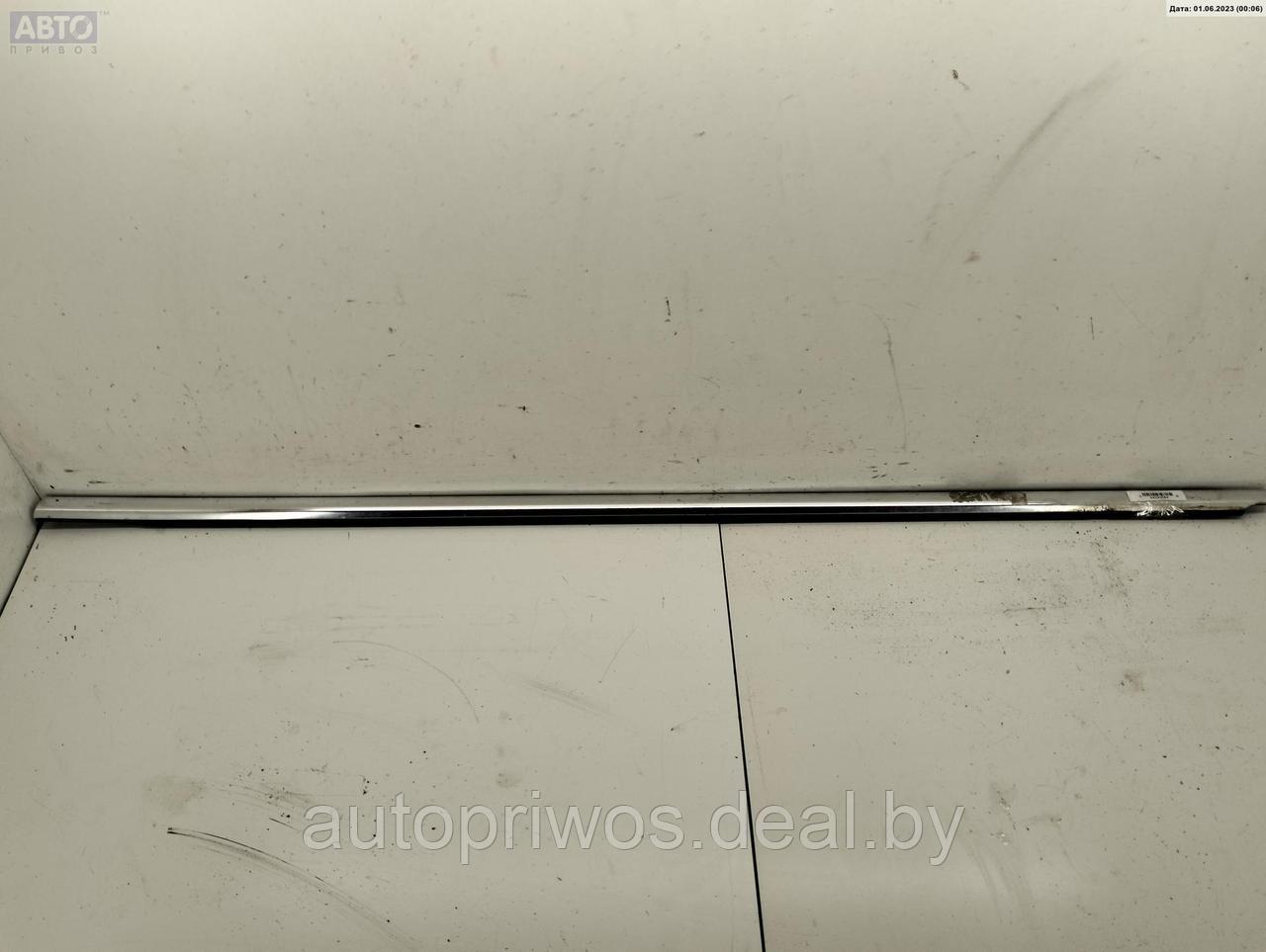 Молдинг стекла двери передней левой наружный Volkswagen Passat B6