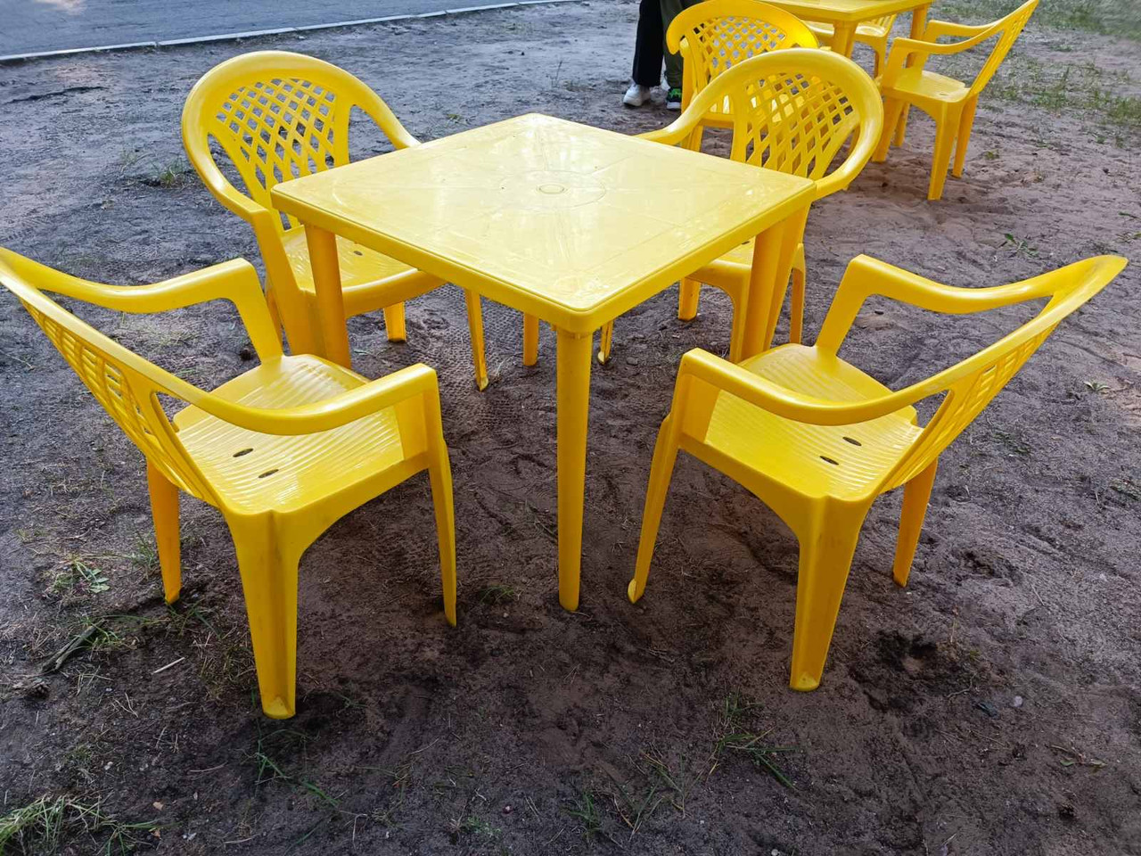 Комплект  стулья и стол ,пластиковые цвет желтый